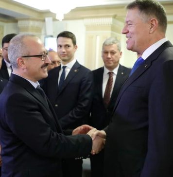 Deputatul de București Antonel Tănase – IRONII la dresa lui Iohannis: Paltoane fără conținut țin prelegeri despre importanța cunoașterii schimbărilor climatice în rândul copiilor – în timp ce aceiași copii sunt pe primul loc în UE la sărăcie