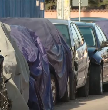 O stradă din Sectorul 5 a fost transformată în cimitir de mașini. Pietonii nu pot circula în siguranță – FOTO