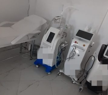Mamă și fiică, „medici” fără diplome. Făceau operații estetice pentru clienți din București și Ilfov – VIDEO