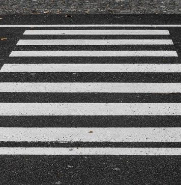 Trecerea de pietoni pe care o fată de 13 ani a murit a fost vopsită proaspăt