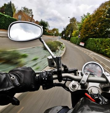 Rudele unui motociclist mort într-un accident cer despăgubiri pentru șpaga dată la spital