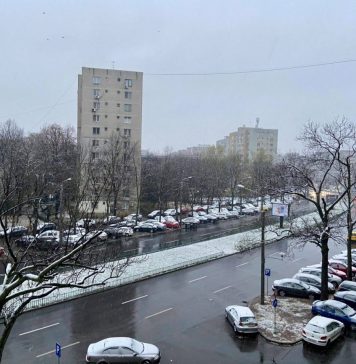 Ninge de câteva ore în București și s-a depus un strat subțire de zăpadă