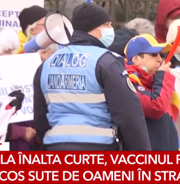 Protest la Înalta Curte din București: Oamenii cer eliminarea vaccinării copiilor
