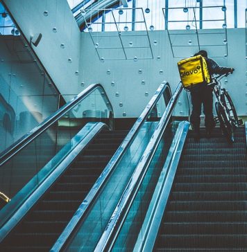 Românii au acordat curierilor Glovo cel mai mare bacșiș din Europa