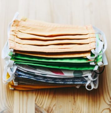 Cei care poartă mască de protecție din material textil riscă până la 2.500 de lei amendă