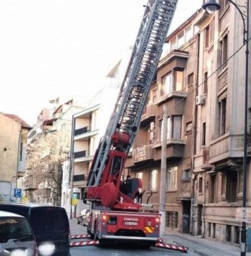 Intervenție la un imobil degradat din Sectorul 2, de unde cădeau bucăți din tencuială – FOTO