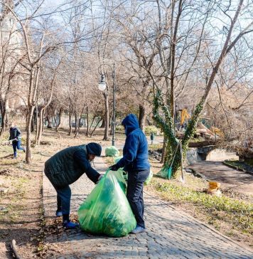 A început curățenia în parcul Cișmigiu – FOTO