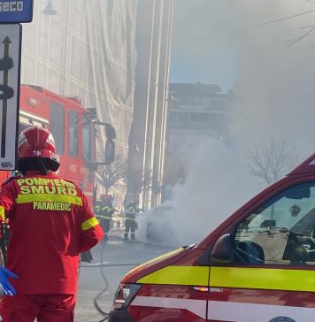 O mașină a fost cuprinsă de flăcări în Capitală, după care a explodat