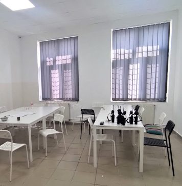 Oamenii străzii din București, așteptați cu „Pulled Pork” și cârnați salsicia la noul Centru Comunitar – FOTO