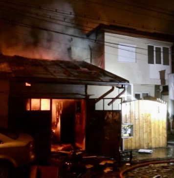 Incendiu la ultimul nivel al unui bloc cu 8 etaje din București. 20 de oameni – evacuați