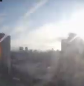 VIDEO/ Momentul în care un bloc cu 15 etaje din Kiev este lovit de o rachetă