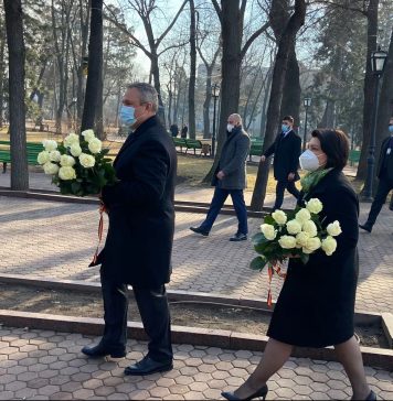 Premierii Nicolae Ciucă și Natalia Gavrilița au depus flori la bustul lui Mihai Eminescu – VIDEO/FOTO