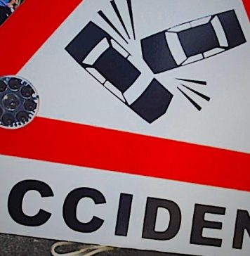 Circulaţie reluată pe DN 1A, după îndepărtarea de pe carosabil a unui autocamion care a derapat