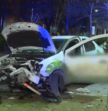 Mașina unui curier de mâncare din București, distrusă după ce a rupt în două o bordură