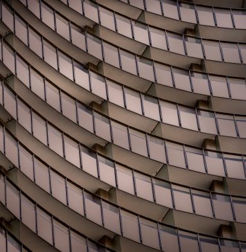 Prietena tânărului care s-a aruncat de pe hotelul Intercontinental din Bucureşti: Nu este aşa cum s-a spus