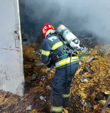 Incendiu puternic. A luat foc un depozit de materiale de construcții din Sectorul 6