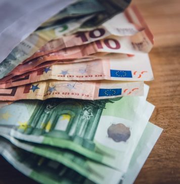 Fiicele educatoarei din Bucureşti ucisă de soţ cer daune de cinci milioane de euro