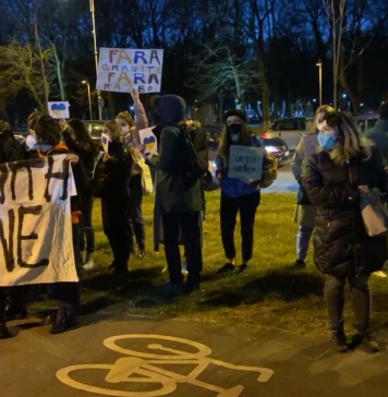 Mișcare de solidaritate la Ambasada Ucrainei din București – VIDEO