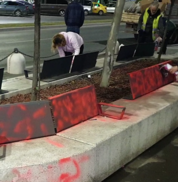 Mobilierul stradal de pe Șoseaua Berceni a fost vandalizat. Primarul promite pedepsirea vandalilor – VIDEO