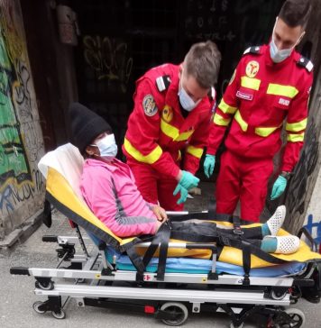 Un om al străzii a fost dus la spital după intervenția Poliției Locale Sector 2