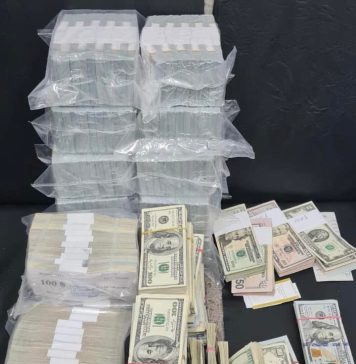 O familie din Ucraina a încercat să intre în România cu 1,6 milioane de dolari cash și peste 50.000 euro