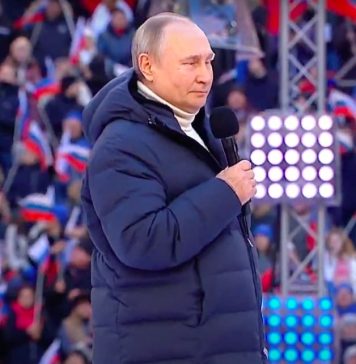FOTO/ Vladimir Putin – pe scena stadionului din Moscova îmbrăcat într-o geacă de 12.000 de euro