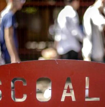 Profesorii pensionaţi şi studenţii vor putea preda în şcoli fără să mai dea concurs