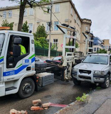 Maşinile staţionate neregulamentar pe bulevardele din Bucureşti vor putea fi ridicate şi de împuterniciţii primarilor de sector