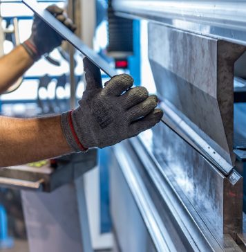 Întreprinzătorii români anticipează creşteri de preţuri, investiţii amânate şi aşteaptă măsuri de sprijin de la Guvern