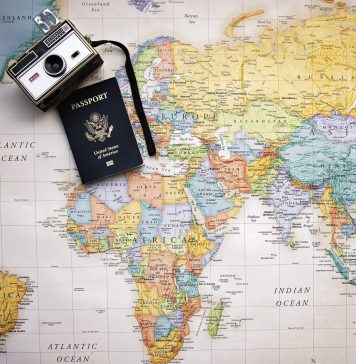 Românii stau la cozi să își facă pașaport. Cererile au crescut cu aproape 60% de la izbucnirea războiului din Ucraina