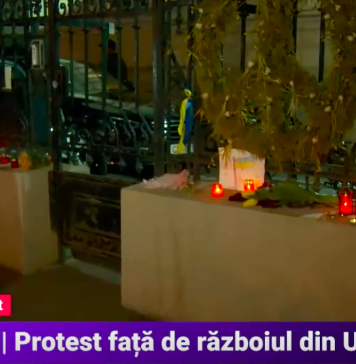 VIDEO/ Protest la Ambasada Rusiei din București. Copiii au călcat în picioare portretul lui Putin