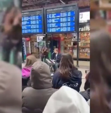 Tom Odell a cântat pentru refugiații ucraineni, în Gara de Nord din București – VIDEO