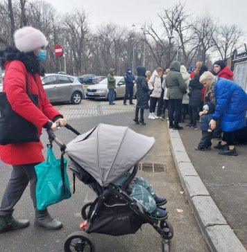 Refugiaţi din Ucraina care aşteaptă să ia legătura cu ambasada, primiţi la sediul PNL Bucureşti – FOTO/VIDEO