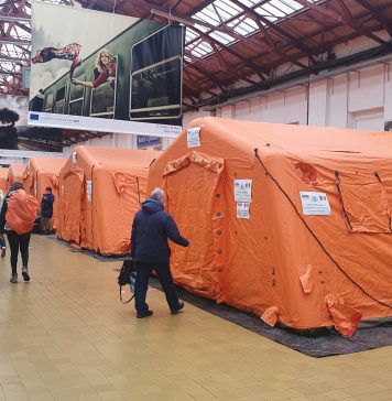 Încă trei corturi au fost instalate în Gara de Nord, pentru cazarea temporară a refugiaţilor – FOTO