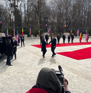 Kamala Harris a fost primită, vineri, la Palatul Cotroceni, de preşedintele Klaus Iohannis – VIDEO
