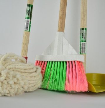 Ce salariu primește o femeie de serviciu într-un bloc din București, în 2022