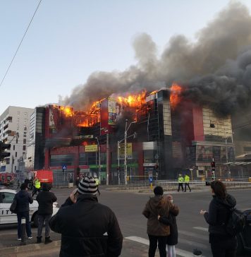 Prefectura Capitalei: Încă sunt degajări de fum după incendiul izbucnit la acoperişul magazinului Prosper