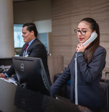 Hotelurile de lux din Capitală angajează cameriste, ospătari, barmani, bucătari şi recepţioneri