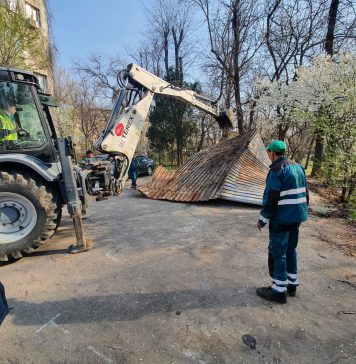 FOTO/ Un garaj amplasat ilegal în Sectorul 2 a fost demolat