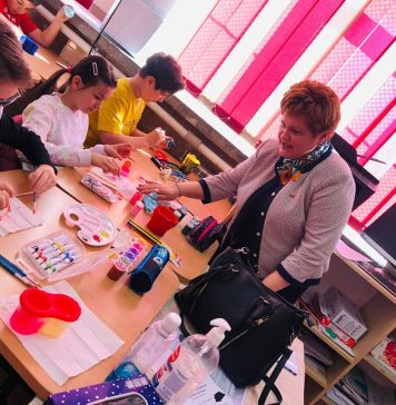 Elevii de la o școală din Capitală, oră deschisă despre materialele folosite pentru renovarea blocurilor. Deputat USR: ”Copiii învață prin metode practice cum protejează mediul încojurător”