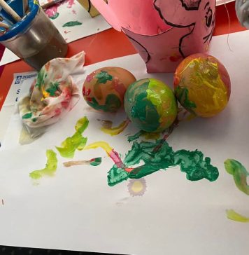 Primăria Capitalei a organizat un eveniment pentru copiii ucraineni – pictarea ouălor de Paște – FOTO