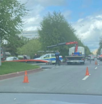 O mașină de poliție s-a izbit de un autoturism, în Capitală