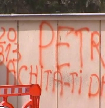 Gardul vilei în care stă Băsescu, vandalizat cu vopsea roşie: ”Petrov, achită-ţi datoriile!” – FOTO