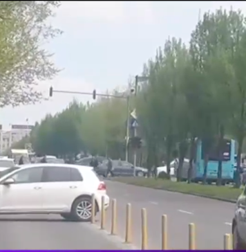 VIDEO/ O mașină a blocat complet o bandă pentru autobuze în centrul Bucureștiului, după ce șoferul a uitat să tragă frâna de mână