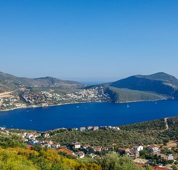 Vacanță Paște și 1 Mai 2022. Care sunt cele mai căutate destinații și ce buget își alocă românii