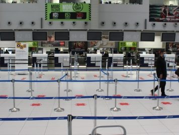 Aglomerări pe fluxurile de pasageri ale aeroportului Henri Coandă. CNAB: Pasagerii să vină cu 3 ore mai devreme