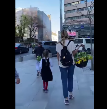 Copii ucraineni împreună cu mamele lor au oferit flori în Bucureşti – VIDEO