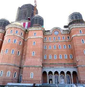 Părintele Necula, despre Catedrala Mântuirii Neamului: Pe stadioane am cheltuit mult mai mult