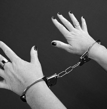 O traficantă de droguri din București le-a spus anchetatorilor că este agent secret, într-o misiune de filaj. Anterior s-a dat drept Adela Popescu