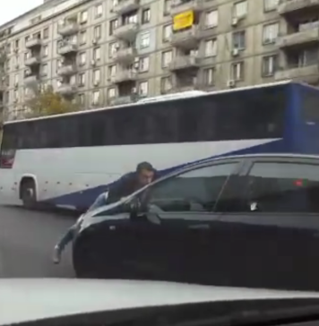 Șoferița care a plimbat un bărbat pe capota mașinii, prin centrul Bucureștiului, condamnată la închisoare – VIDEO